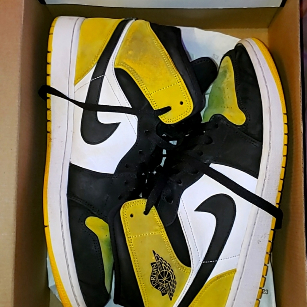 Jordan 1 mid yellow toe black